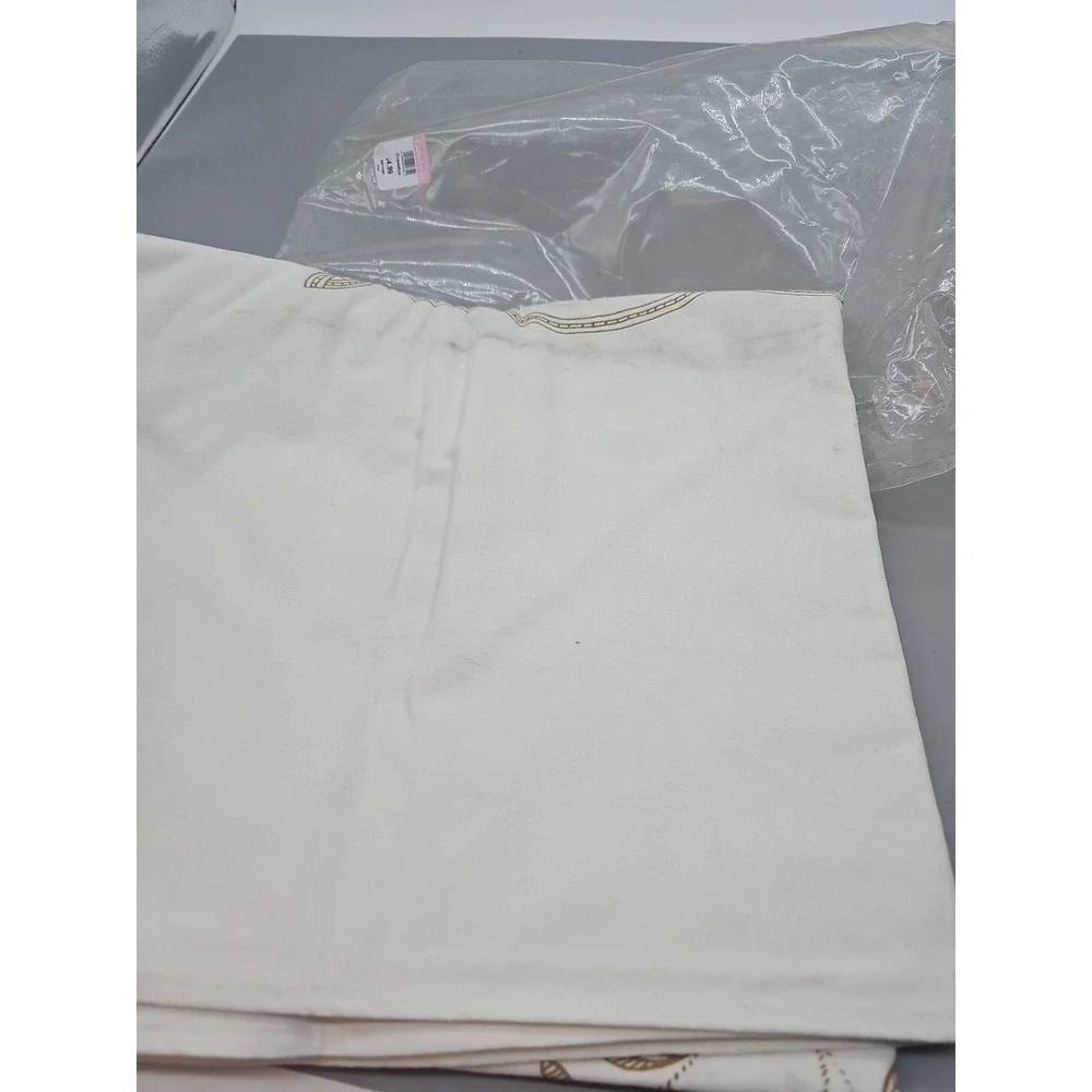 Vintage Madeira White Floral Embroidered Tablecloth 104 x 60 Cotton Flaw